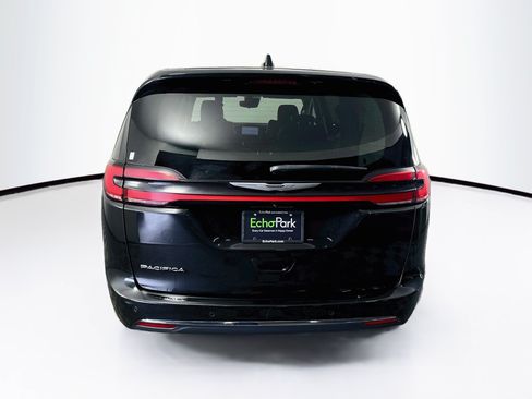 Used 2024 Chrysler Pacifica Touring-L FWD image 7