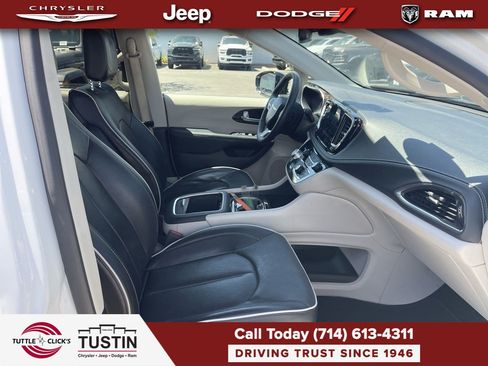 Used 2023 Chrysler Pacifica Limited FWD image 22
