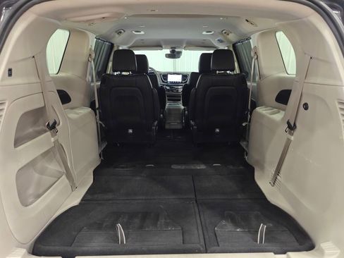 Used 2024 Chrysler Pacifica Touring-L image 32