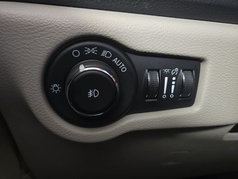 Used 2023 Chrysler Pacifica Limited FWD image 26