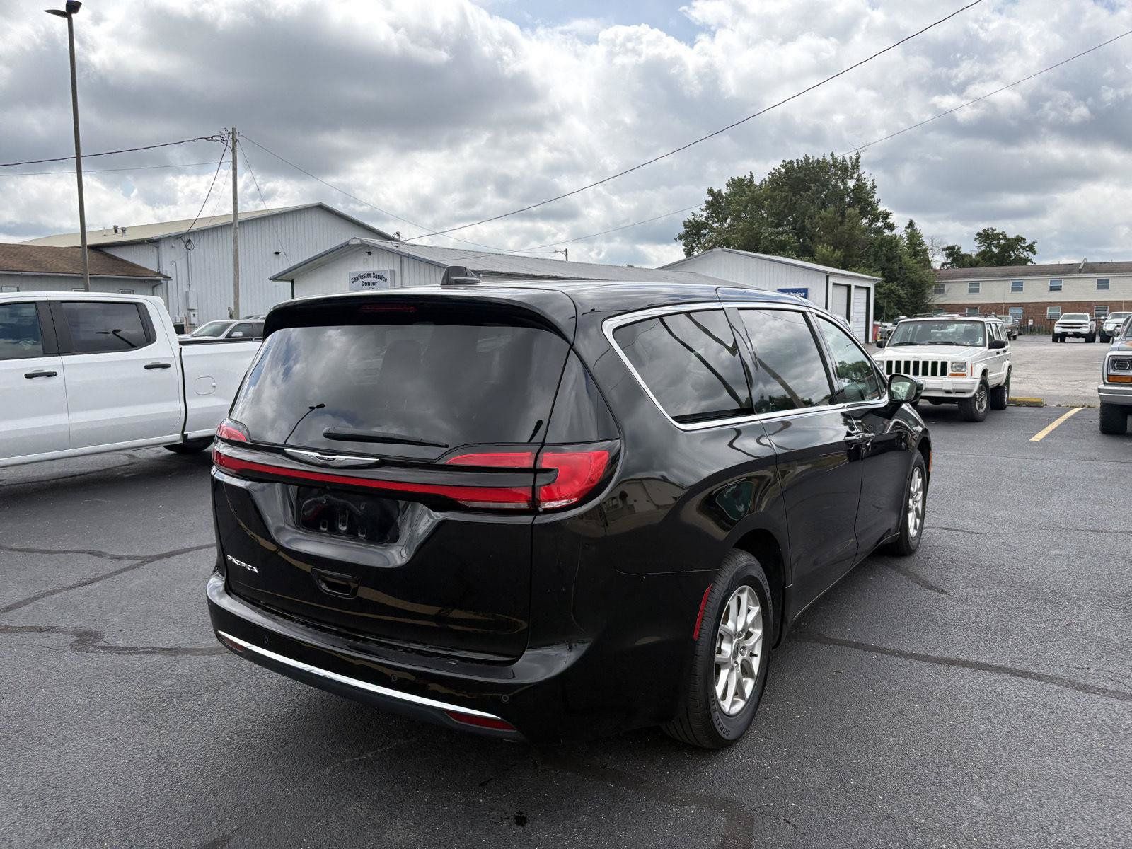 Used 2024 Chrysler Pacifica Touring-L FWD image 25