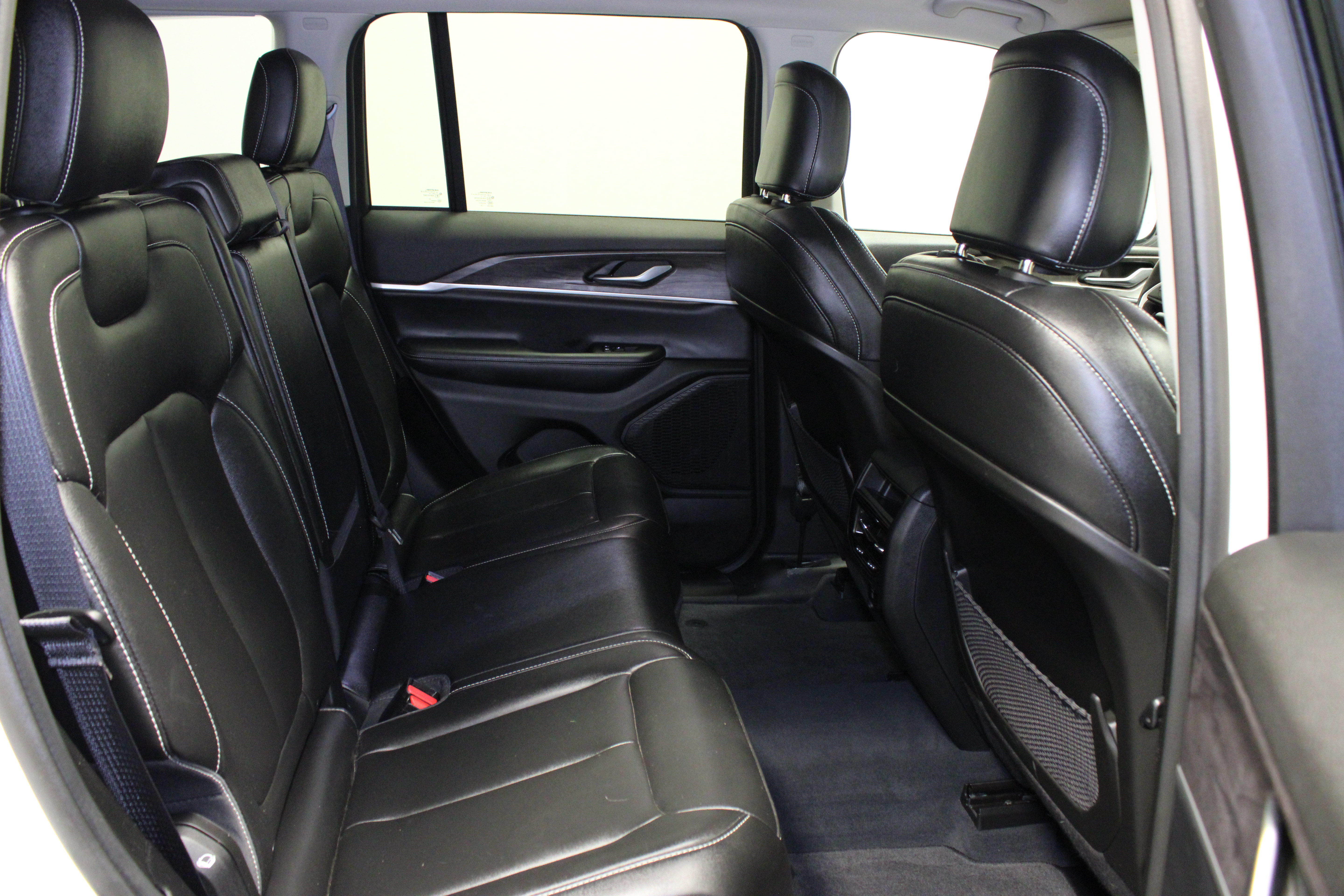 Used 2023 Jeep Grand Cherokee Limited AWD/4WD image 15