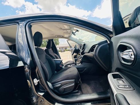 Used 2019 Jeep Cherokee Latitude w/ Popular Appearance Group FWD image 21
