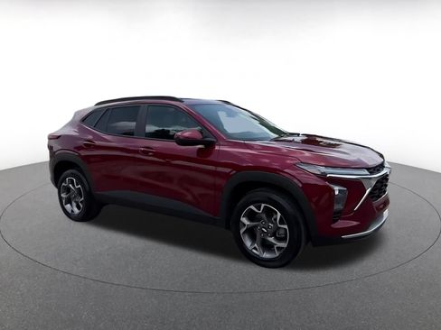 Used 2025 Chevrolet Trax LT w/ LT Convenience Package FWD image 2