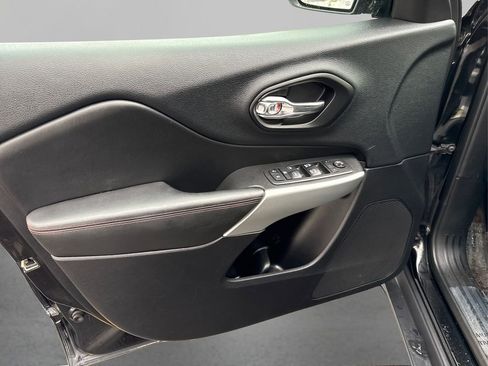 Used 2018 Jeep Cherokee Trailhawk image 22