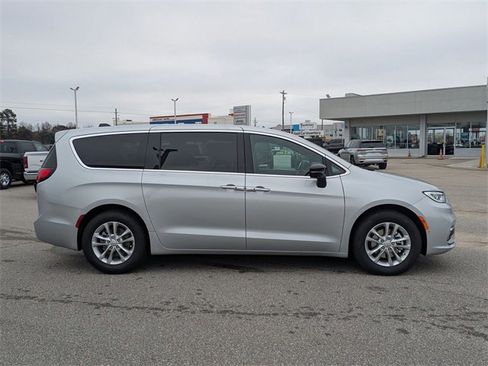 New 2026 Chrysler Pacifica Select image 2