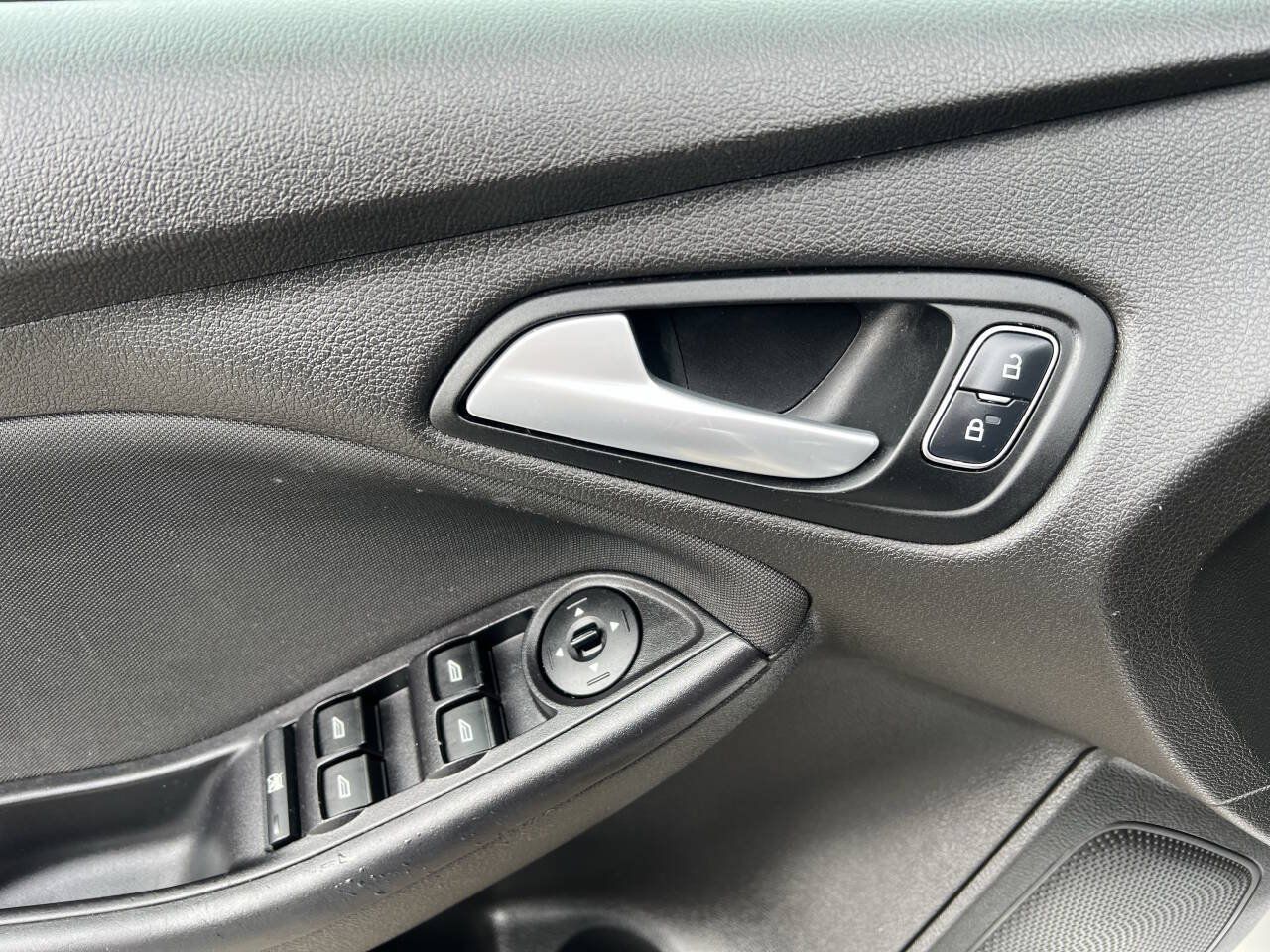 Used 2015 Ford Focus SE w/ SE Sport Package FWD image 25