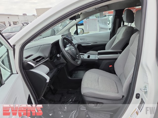 Certified 2025 Toyota Sienna LE FWD image 19