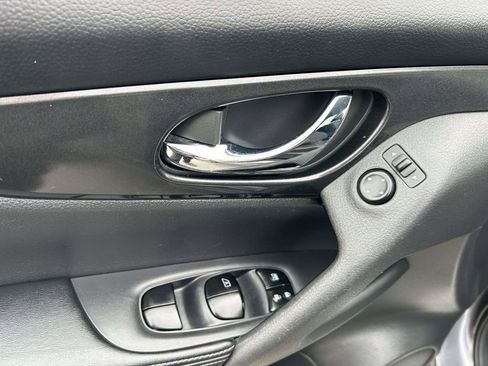 Used 2017 Nissan Rogue SV w/ Midnight Edition FWD image 17
