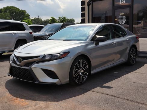 Used 2020 Toyota Camry LE FWD image 2
