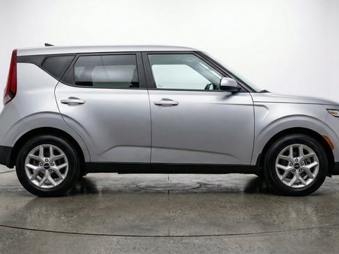 Used 2025 Kia Soul LX w/ LX Technology Package FWD image 11