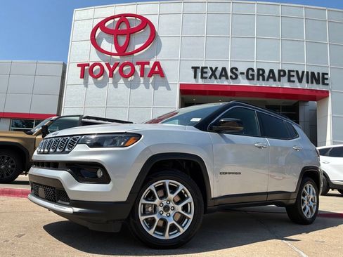 Used 2025 Jeep Compass Limited AWD/4WD image 2