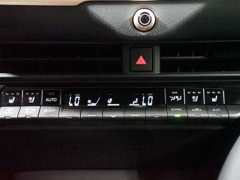 Certified 2025 Toyota Crown Signia XLE image 21