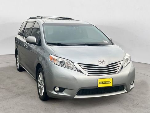 Used 2017 Toyota Sienna XLE w/ XLE Navigation Package image 7