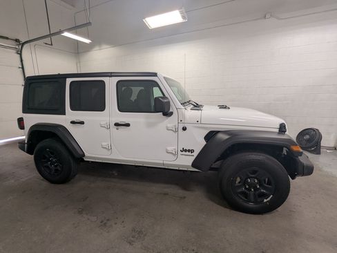 Used 2022 Jeep Wrangler Unlimited Sport AWD/4WD image 3