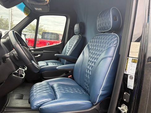 Used 2021 Mercedes-Benz Sprinter 2500 image 7