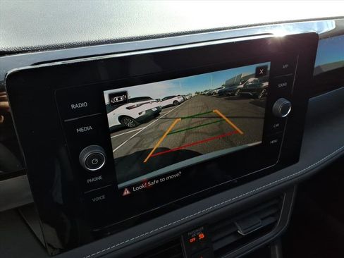 New 2026 Volkswagen Taos SE image 18