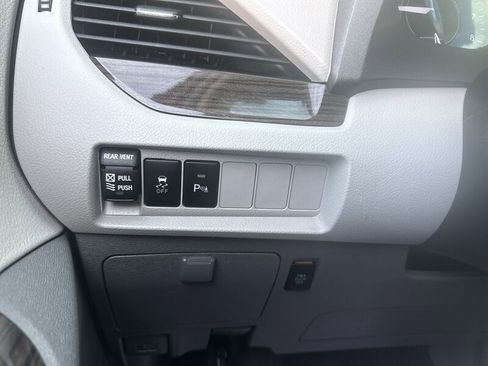 Used 2018 Toyota Sienna XLE Premium image 42