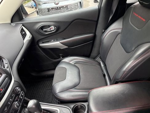 Used 2017 Jeep Cherokee Trailhawk image 10