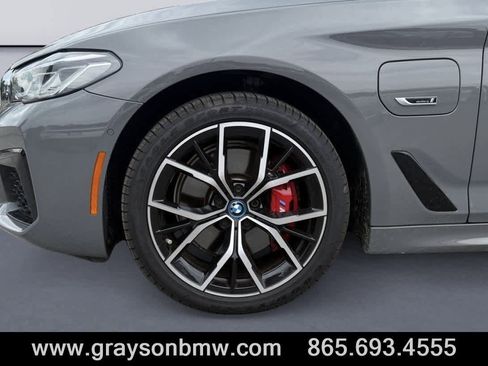 Used 2022 BMW 530e xDrive w/ Premium Package image 9