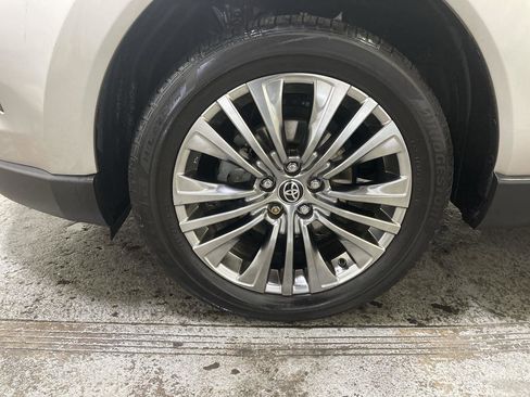 Used 2024 Toyota Venza XLE image 10