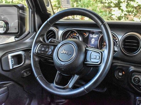 Used 2022 Jeep Gladiator Willys image 14