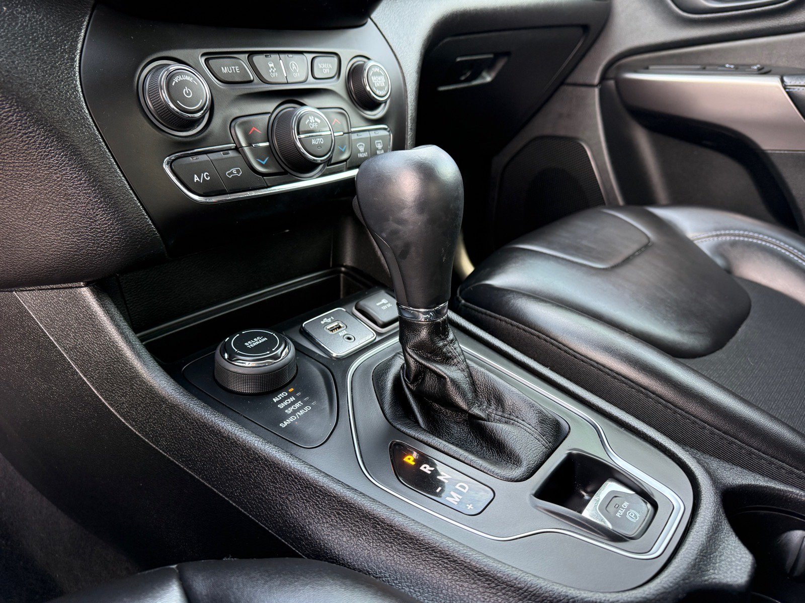 Used 2019 Jeep Cherokee Latitude Plus w/ Comfort/Convenience Group AWD/4WD image 32