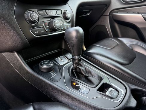 Used 2019 Jeep Cherokee Latitude Plus w/ Comfort/Convenience Group AWD/4WD image 32