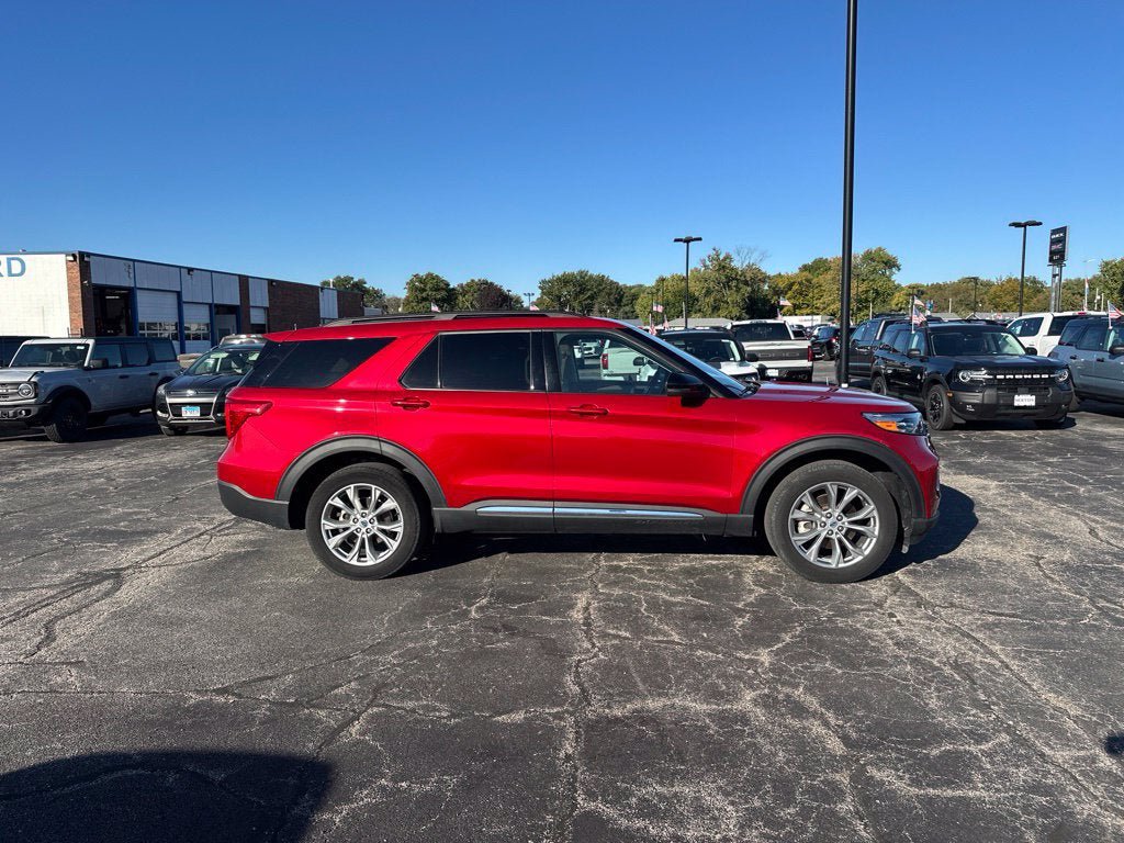Certified 2023 Ford Explorer XLT w/ Equipment Group 202A AWD/4WD image 4