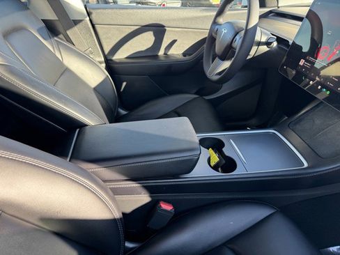 Used 2022 Tesla Model Y Long Range image 8