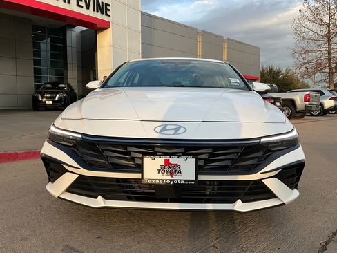 Used 2025 Hyundai Elantra Limited image 4