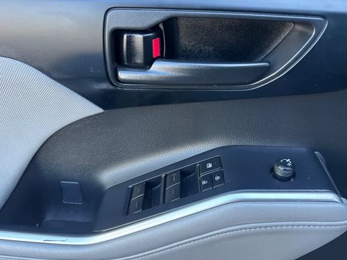 Used 2022 Toyota Highlander LE AWD/4WD image 12