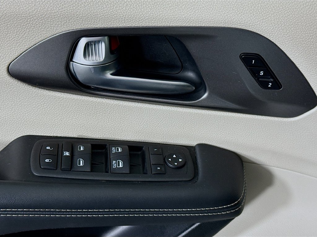Used 2024 Chrysler Pacifica Touring-L FWD image 23