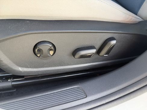 Used 2025 Volkswagen Jetta SE w/ Sunroof Package image 18