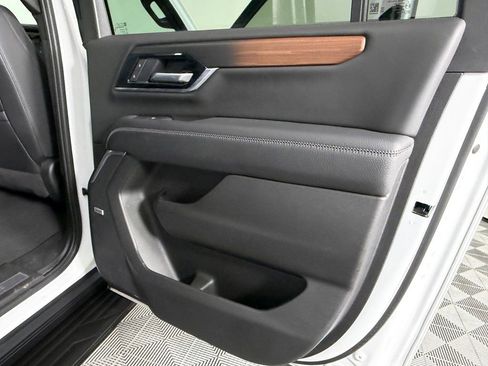 Used 2025 GMC Yukon XL Denali AWD/4WD image 32