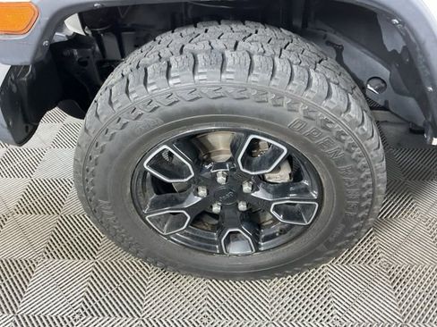 Used 2018 Jeep Wrangler Unlimited Sahara AWD/4WD image 9