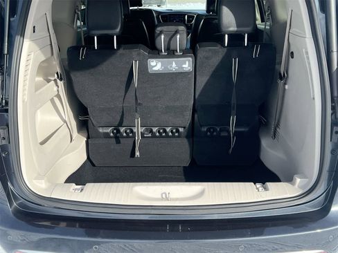 Used 2019 Chrysler Pacifica Touring-L image 35