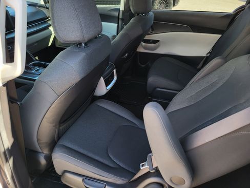 Used 2022 Kia Carnival LX image 13