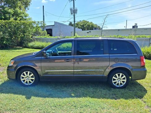 Used 2015 Chrysler Town & Country Touring FWD image 1
