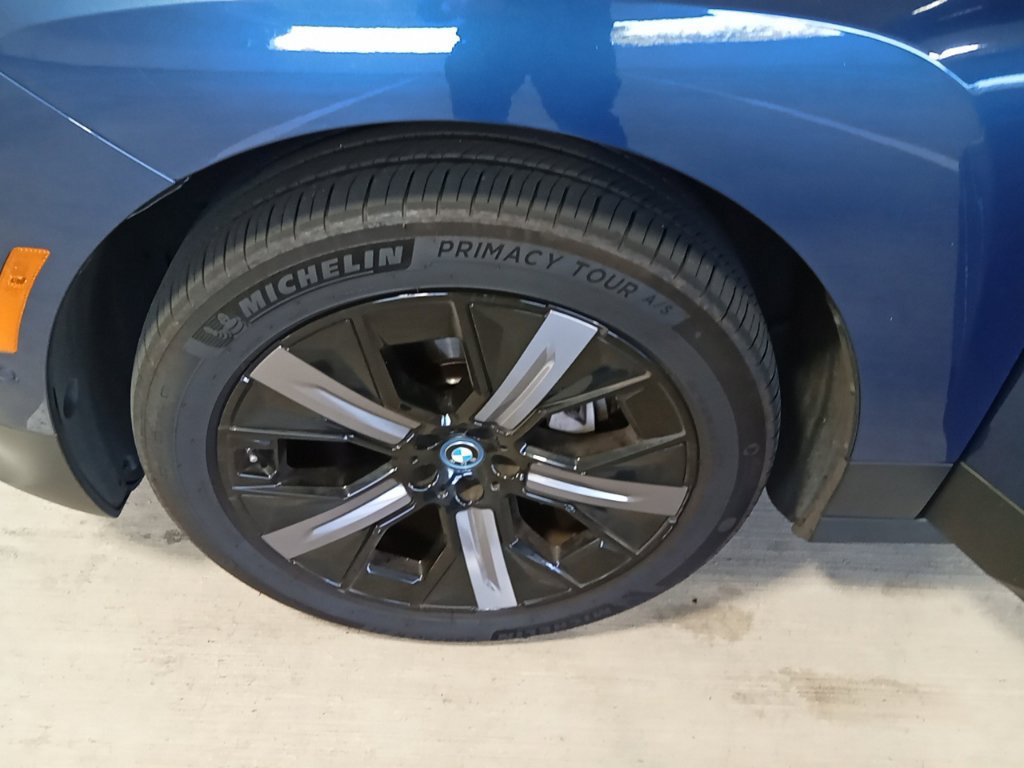 Used 2024 BMW iX xDrive50 w/ Convenience Package AWD/4WD image 18