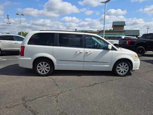 Used 2013 Chrysler Town & Country Touring FWD image 9