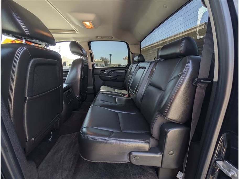 Used 2011 GMC Sierra 2500 Denali w/ Suspension Package, Off-Road AWD/4WD image 10