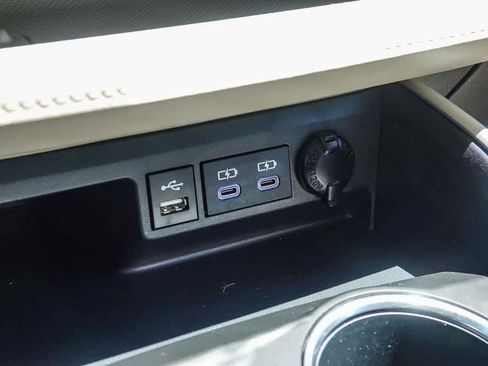 Used 2022 Toyota Highlander XLE FWD image 21