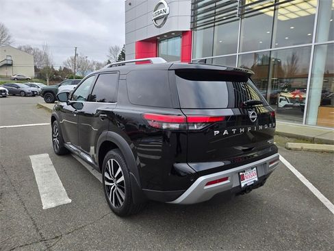 Used 2024 Nissan Pathfinder Platinum image 9