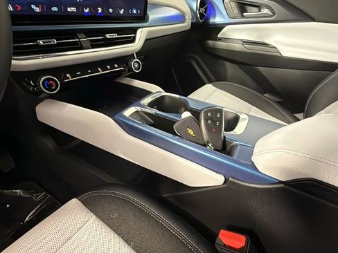 Used 2025 Chevrolet Equinox EV LT image 24