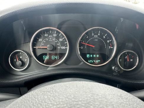 Used 2018 Jeep Wrangler Unlimited Sahara w/ Connectivity Group AWD/4WD image 14