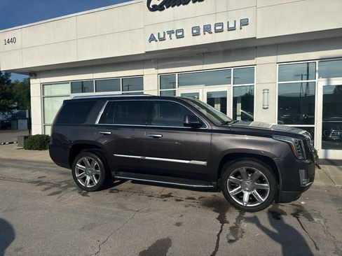 Used 2018 Cadillac Escalade Luxury AWD/4WD image 2