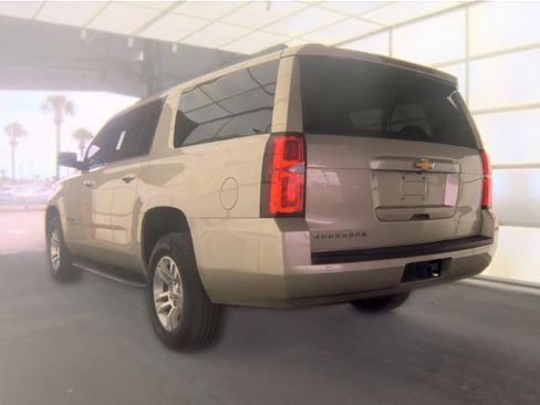 Used 2017 Chevrolet Suburban LT RWD image 3