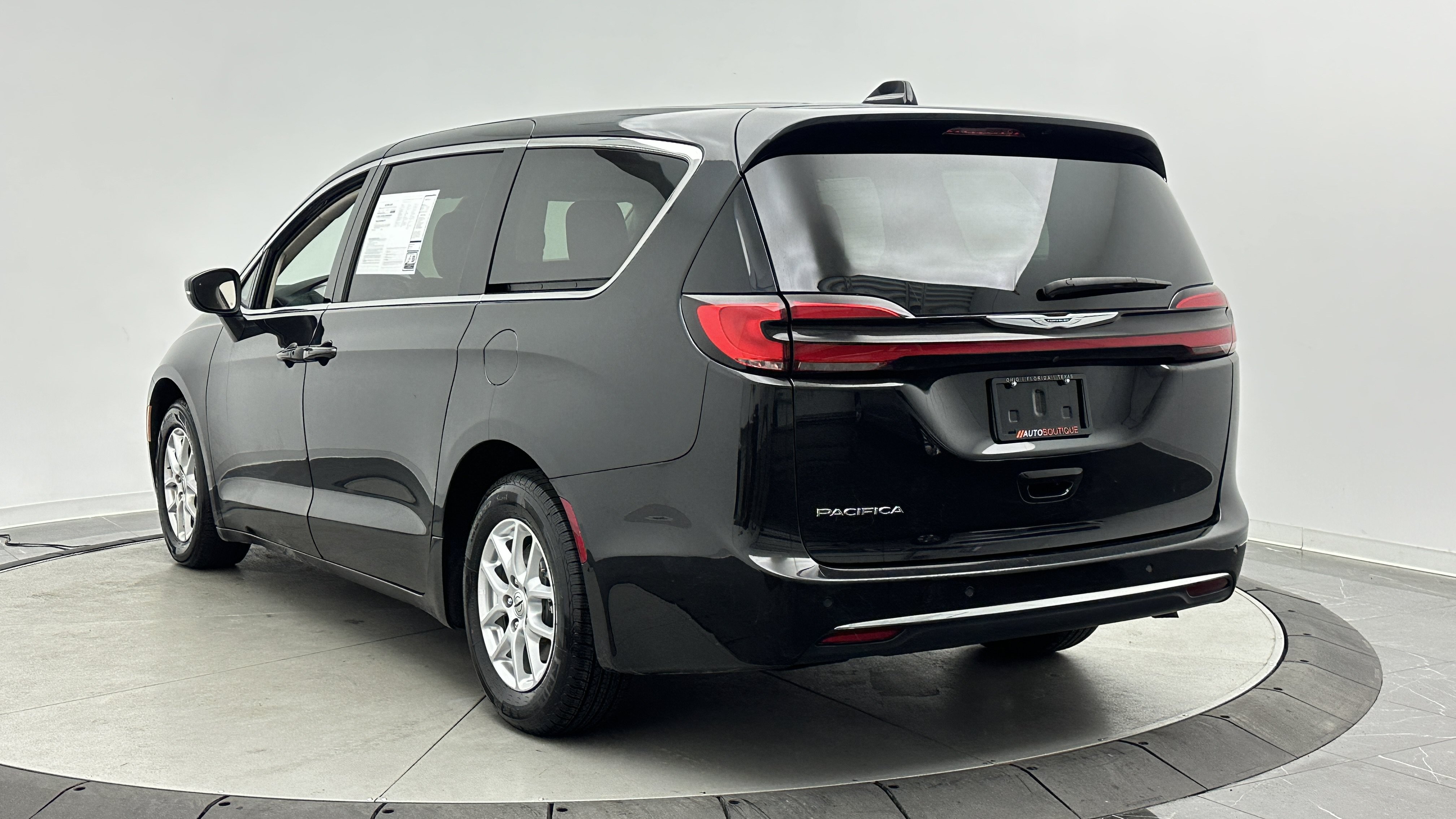 Used 2023 Chrysler Pacifica Touring-L FWD image 4