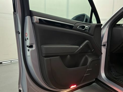 Used 2018 Porsche Cayenne Platinum Edition w/ Premium Package Plus image 17